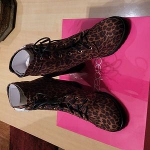 LEOPARD 🐆 PRINT BOOTS 👢